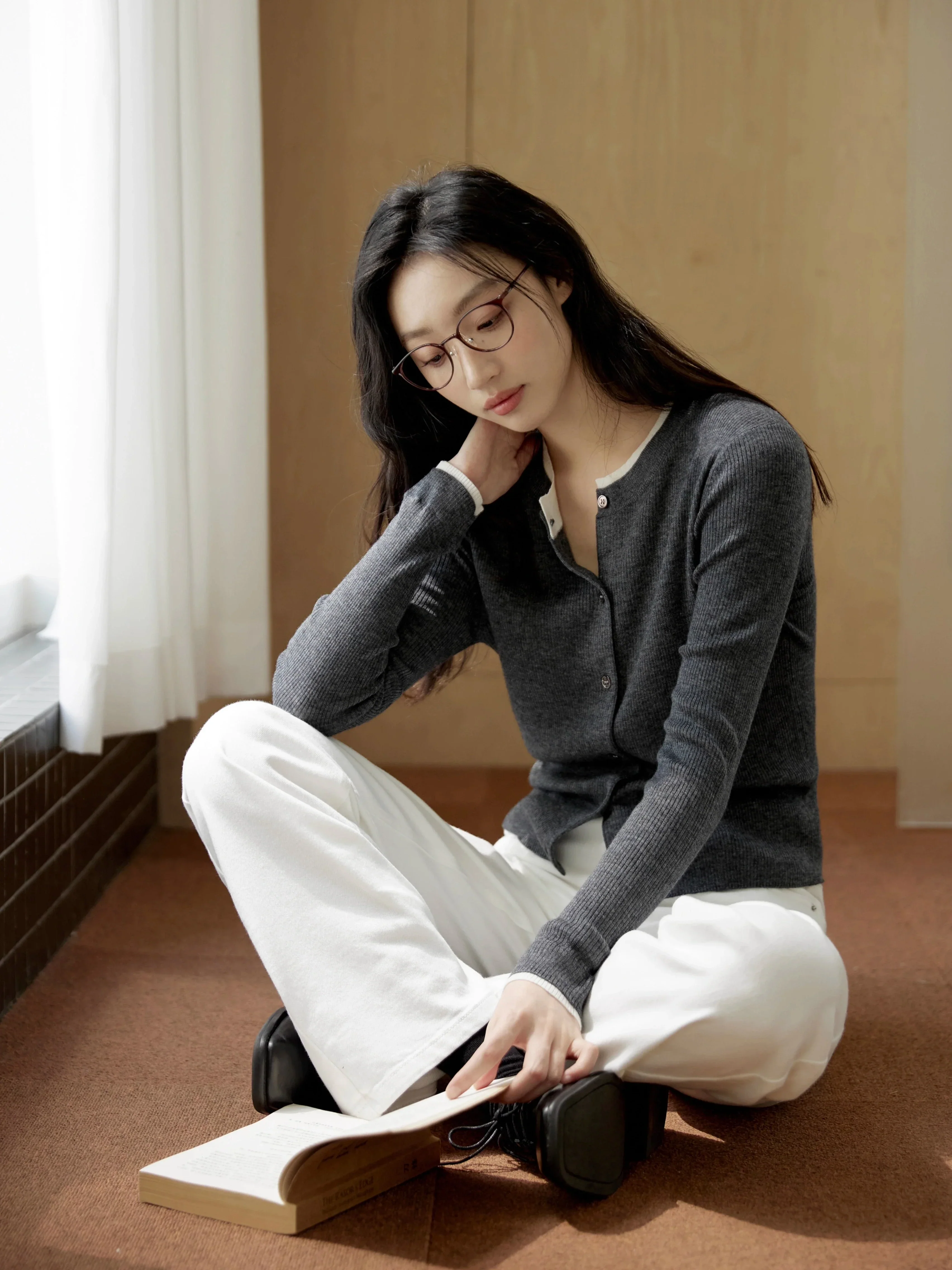 Button-Up Cardigan Sweater with White Inner Layer - Image 4