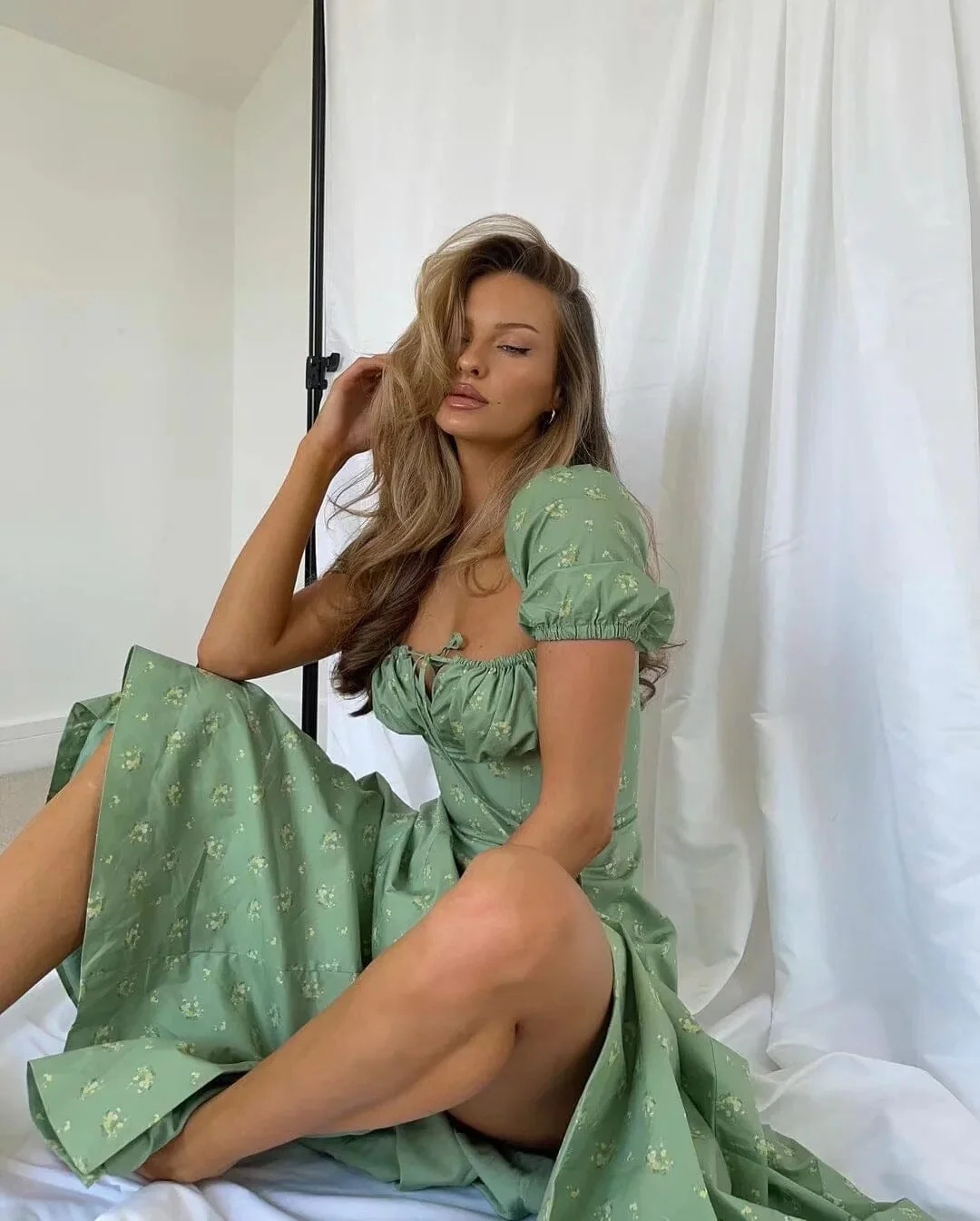 Vintage Floral Puff Sleeve Midi Dress in Green - Image 3