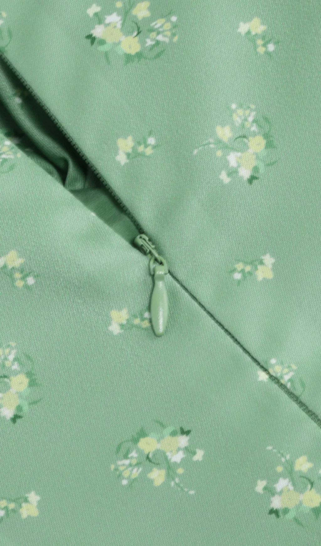 Vintage Floral Puff Sleeve Midi Dress in Green - Image 8