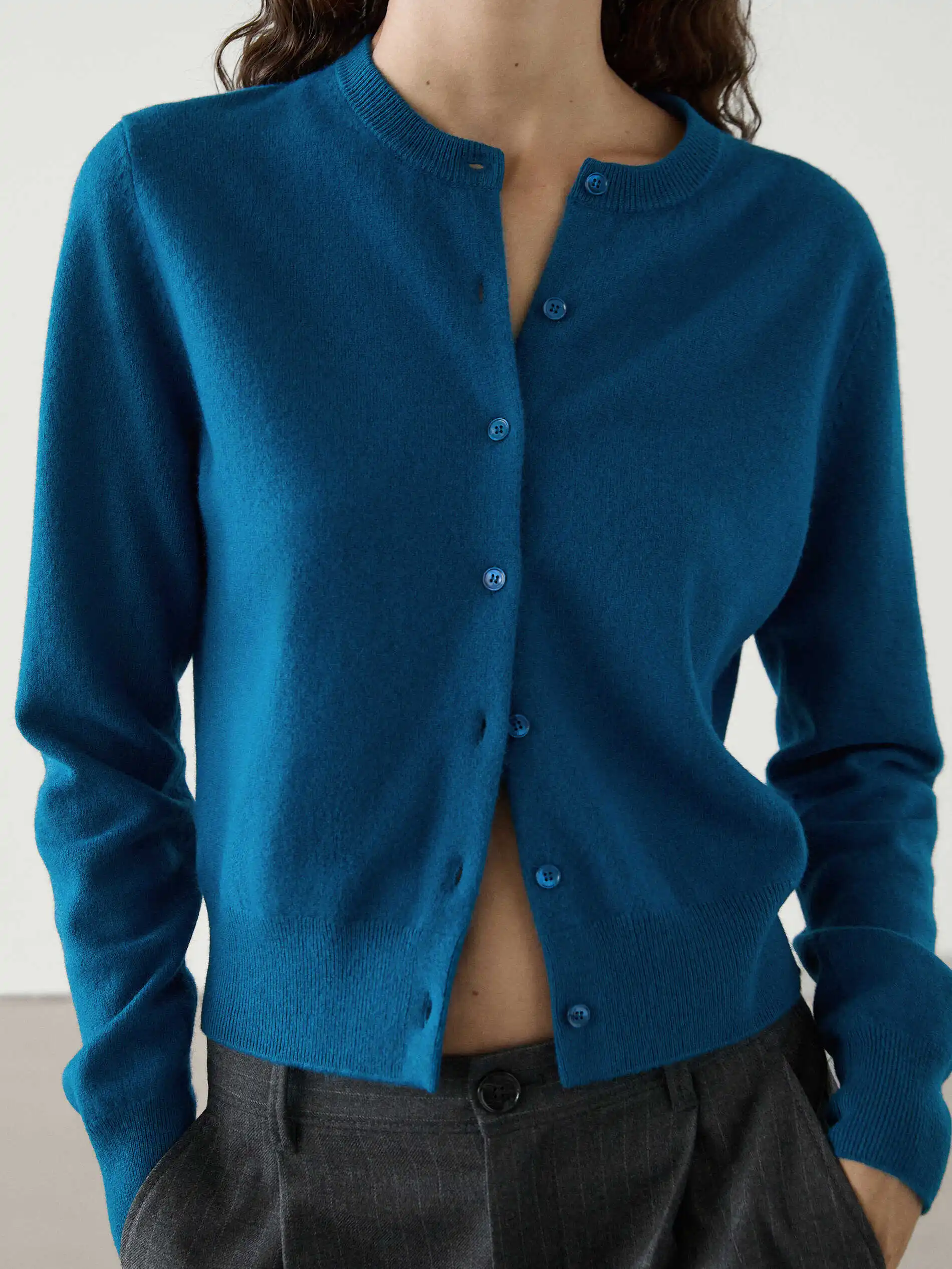 Minimalist Round Neck Knit Short Cardigan - Image 3