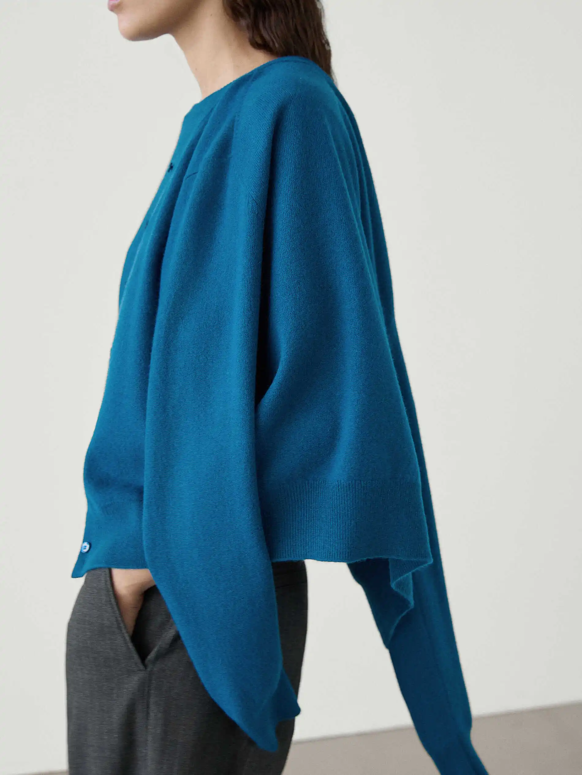 Minimalist Round Neck Knit Short Cardigan - Image 4